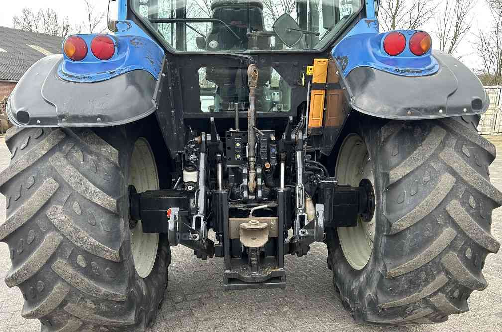 Tractor Valtra T130 trekker