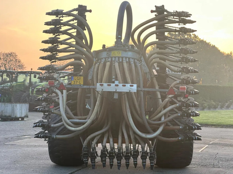 Landbouwmachine Veenhuis VMB 7500 + bemester slootsmid