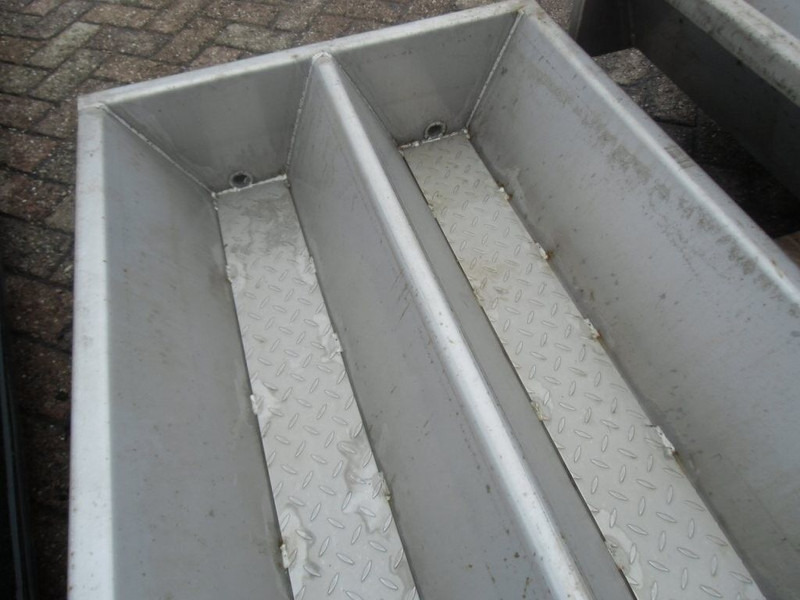 Veeteelt materiaal Nr. 3060 RVS doorloopbakken