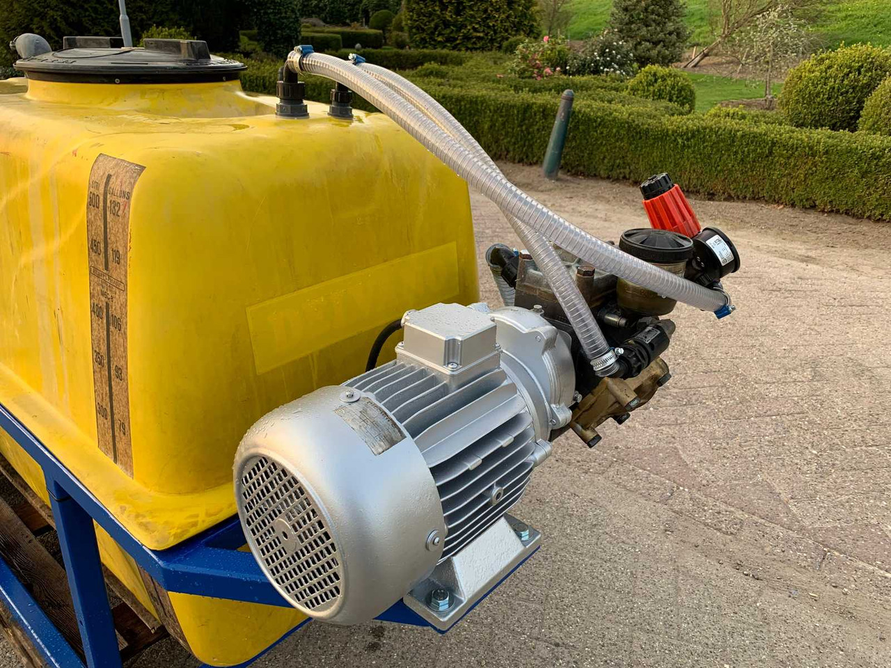 Veldspuit Spray tank with radio-controlled reel