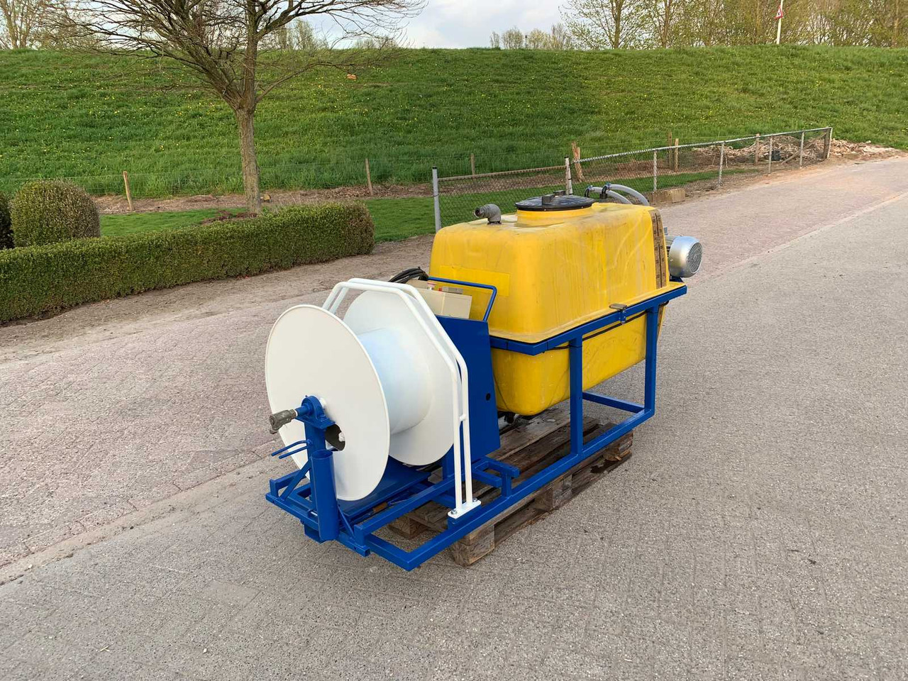 Veldspuit Spray tank with radio-controlled reel