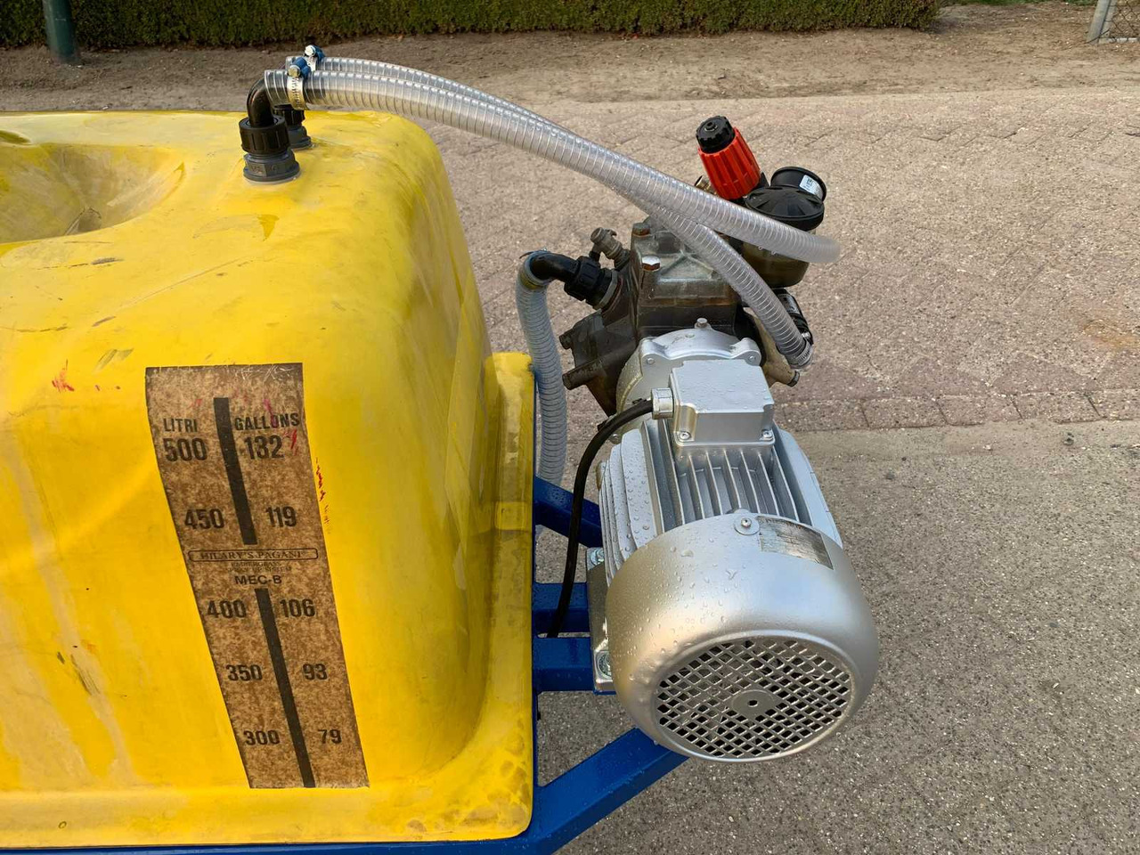 Veldspuit Spray tank with radio-controlled reel