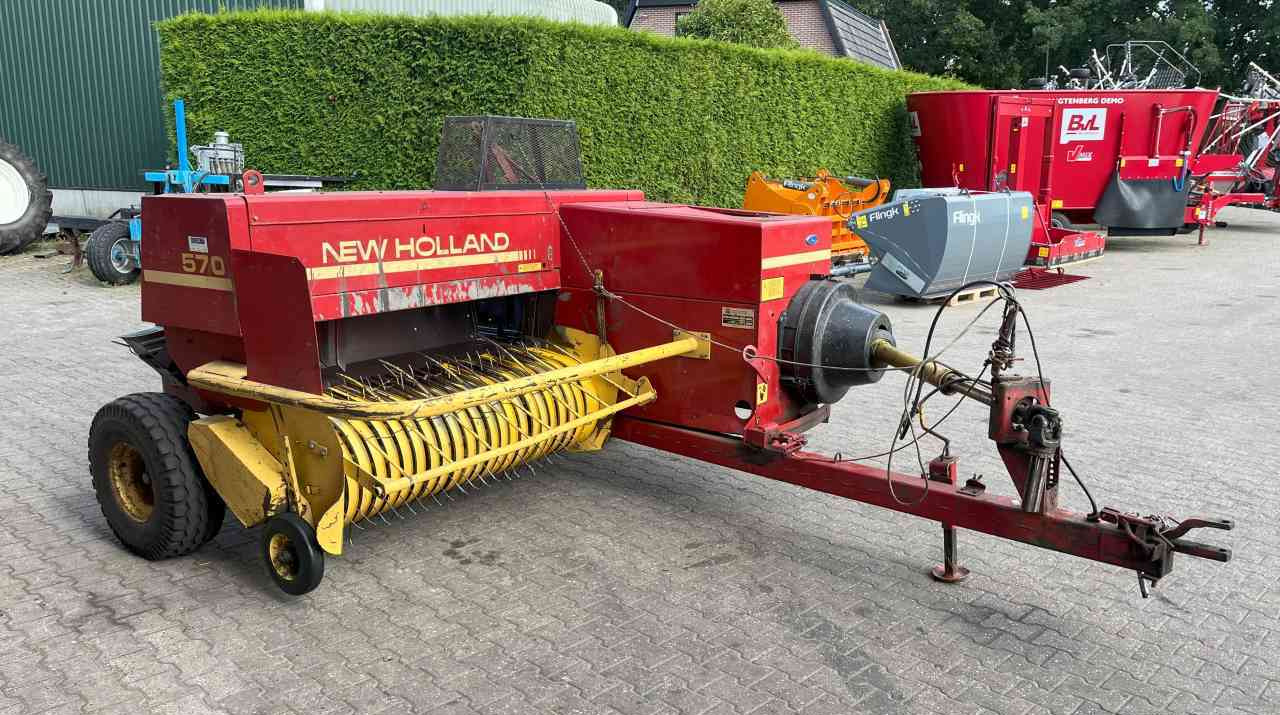 Vierkante balenpers New Holland 570 Balepers pers pakkenperk weidebouwmachines