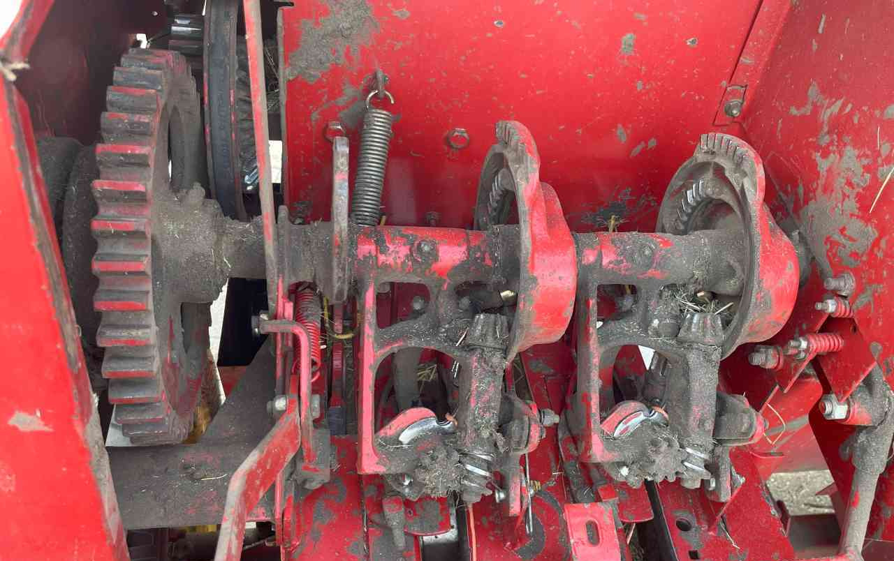 Vierkante balenpers New Holland 570 Balepers pers pakkenperk weidebouwmachines