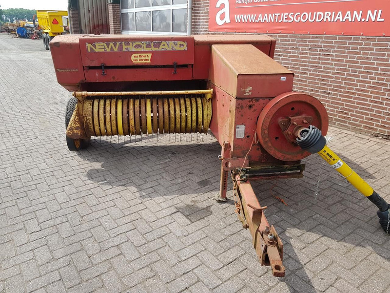 Vierkante balenpers New Holland pers 276