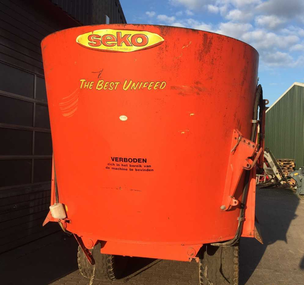 Voermengwagen Seko VML 200 voermachines.