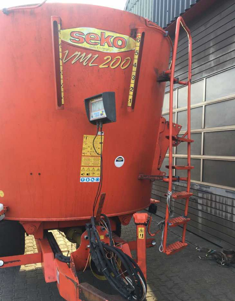 Voermengwagen Seko VML 200 voermachines.