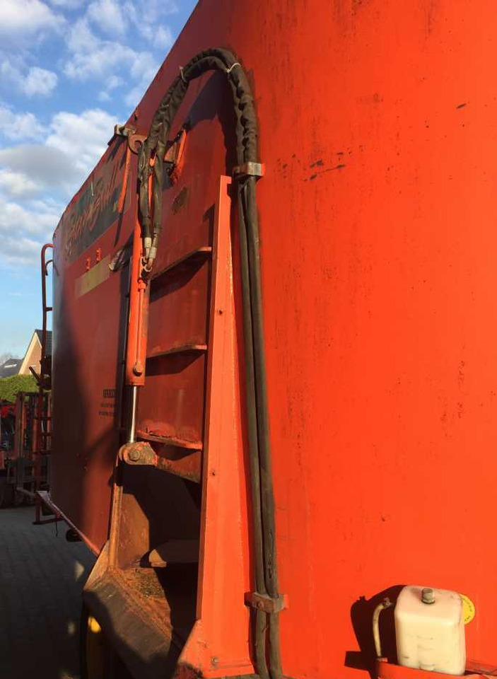 Voermengwagen Seko VML 200 voermachines.