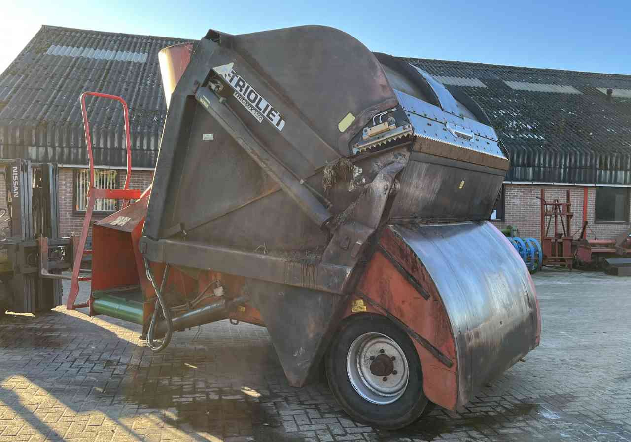 Voermengwagen Trioliet Triomix 1200 zelfladende voermengwagen voermachines