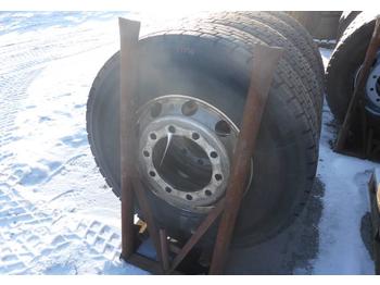 Banden Michelin M+S 295/80R22,5 på alufälg