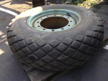 GOODYEAR 14.9-24 - Banden en velgen