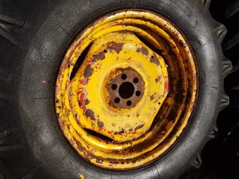 Complete wiel voor Tractor Ford Rear Wheel And Tyre 16.9/14-30: afbeelding 3
