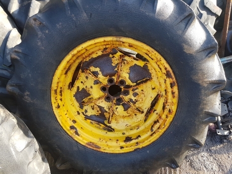 Complete wiel voor Tractor Ford Rear Wheel And Tyre 16.9/14-30: afbeelding 5