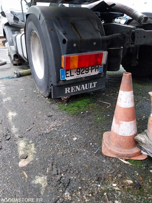 Trekker Tracteur RENAULT P400 ADR  2000 (479398Km) NON ROULANT PRO UNIQUEMENT