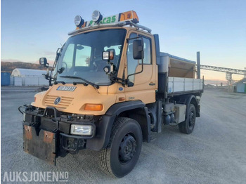 Kipper vrachtwagen UNIMOG