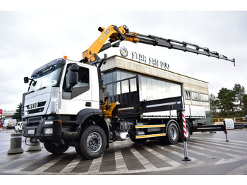 Vrachtwagen met open laadbak IVECO Trakker