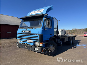 Vrachtwagen met open laadbak SCANIA P112