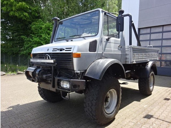 Vrachtwagen met open laadbak UNIMOG U1300