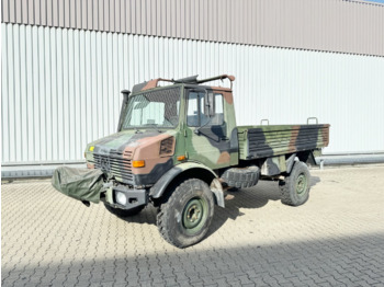 Vrachtwagen met open laadbak UNIMOG U1300