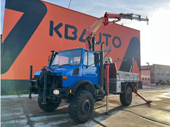 Vrachtwagen met open laadbak UNIMOG