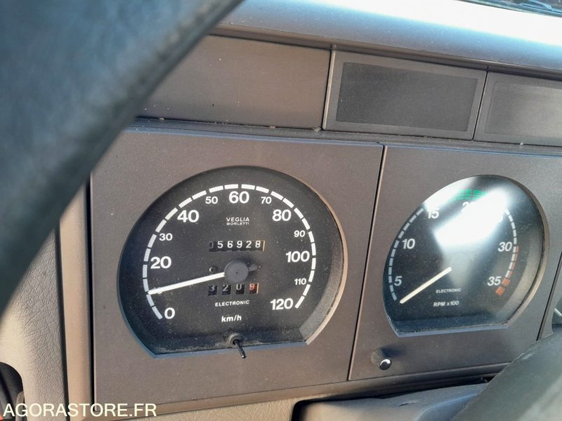 Vrachtwagen FOURGON POMPE TONNE - 56919kms