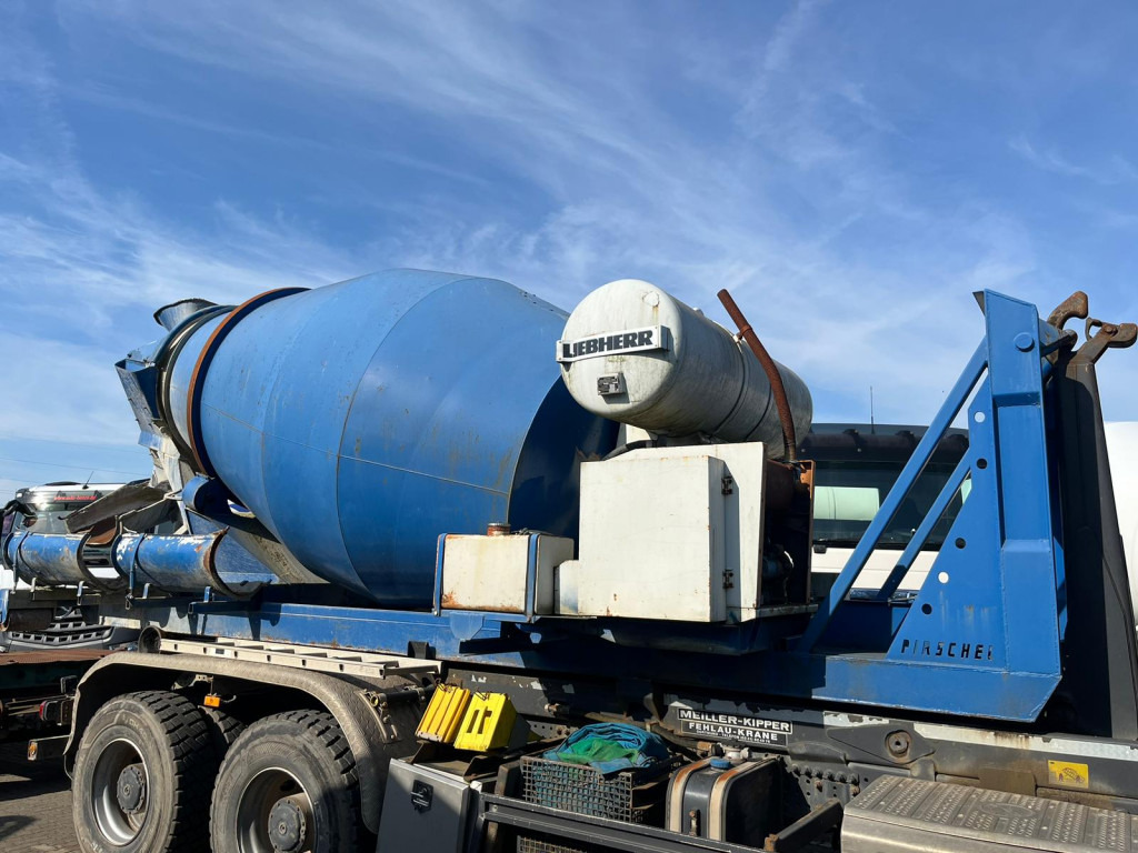 Haakarmsysteem vrachtwagen Abrollcontainer Betonmischaufbau mit sep. Motor