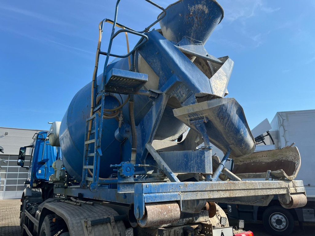 Haakarmsysteem vrachtwagen Abrollcontainer Betonmischaufbau mit sep. Motor