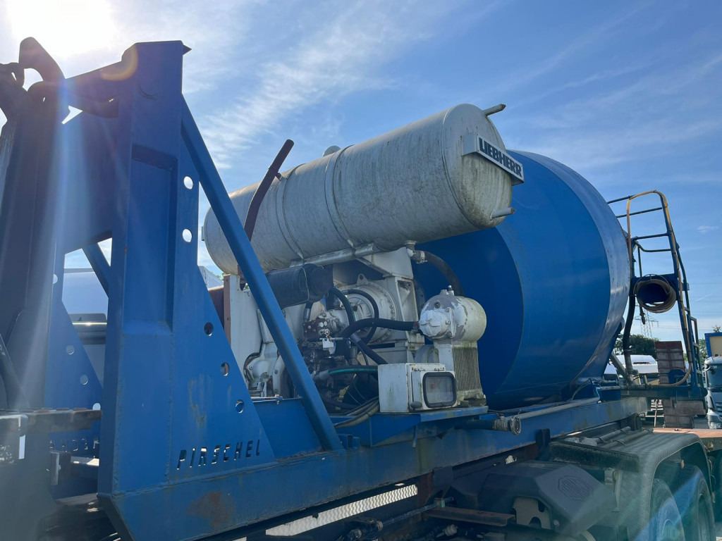 Haakarmsysteem vrachtwagen Abrollcontainer Betonmischaufbau mit sep. Motor