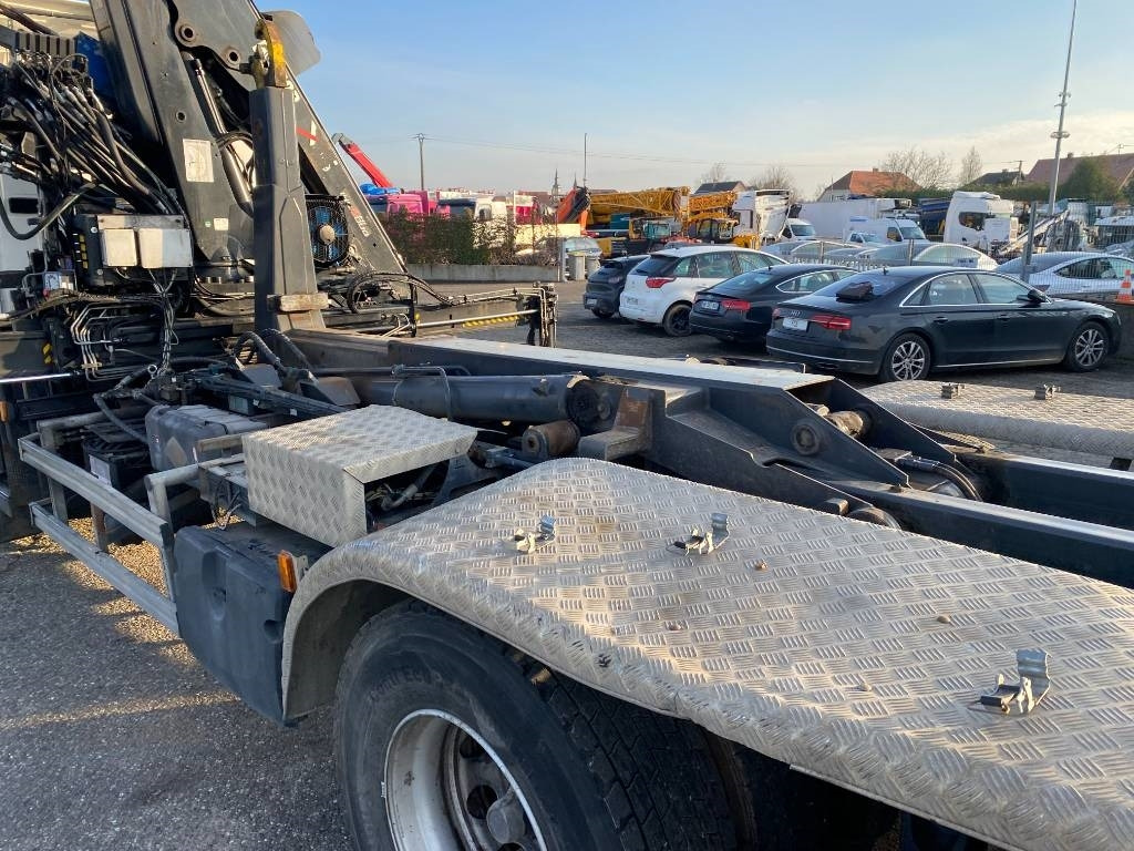 Haakarmsysteem vrachtwagen Scania P360/HYVALIFT/HIAB 144B a réparer