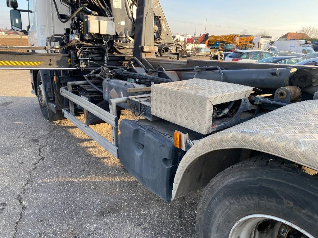 Haakarmsysteem vrachtwagen Scania P360/HYVALIFT/HIAB 144B a réparer