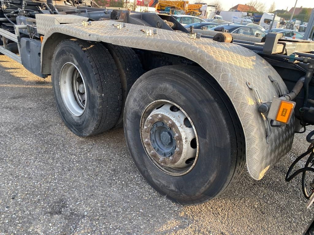 Haakarmsysteem vrachtwagen Scania P360/HYVALIFT/HIAB 144B a réparer