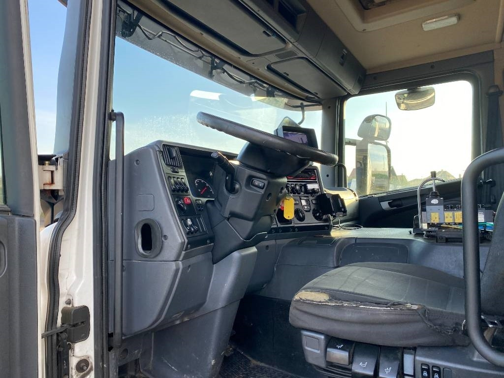 Haakarmsysteem vrachtwagen Scania P360/HYVALIFT/HIAB 144B a réparer