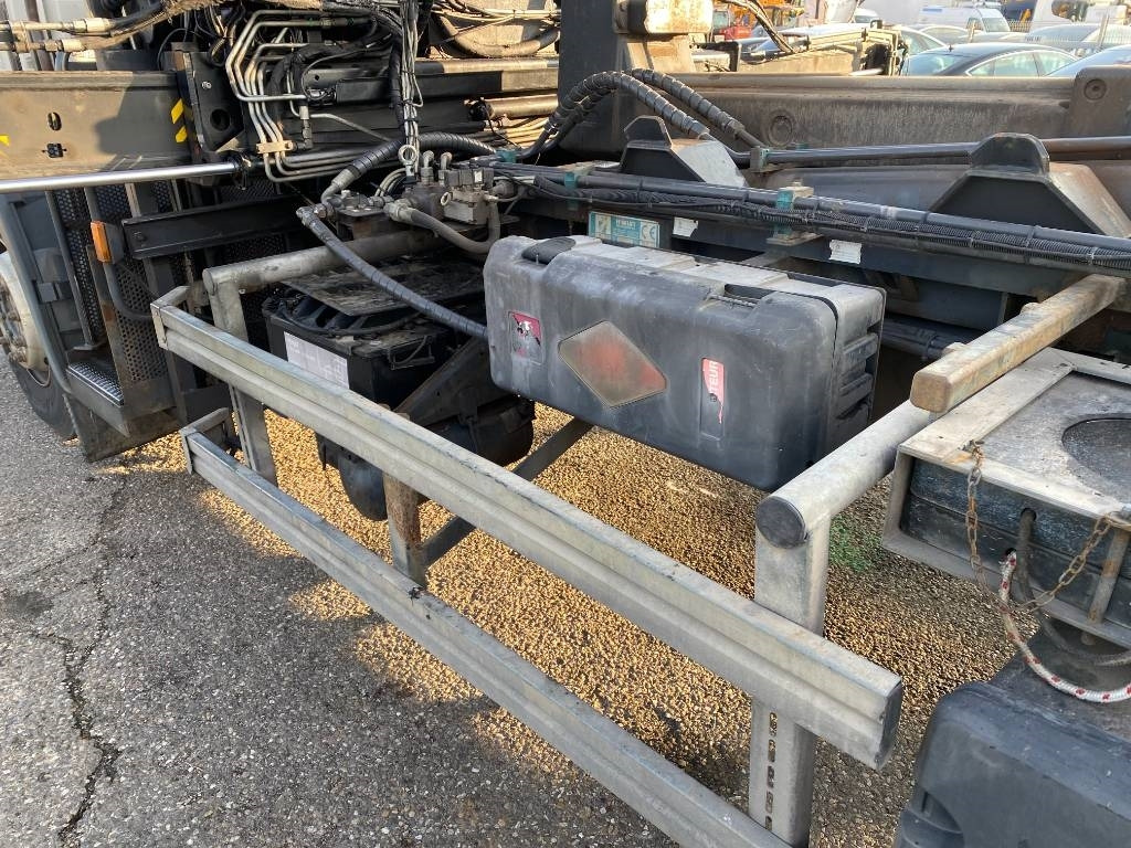 Haakarmsysteem vrachtwagen Scania P360/HYVALIFT/HIAB 144B a réparer