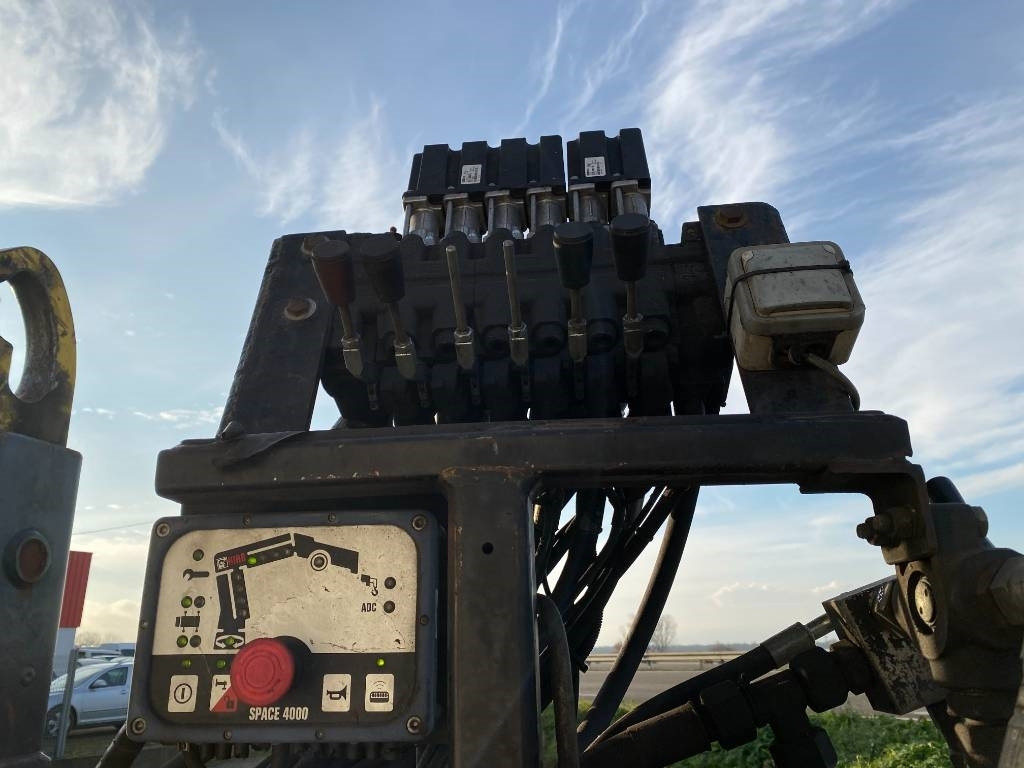 Haakarmsysteem vrachtwagen Scania P360/HYVALIFT/HIAB 144B a réparer