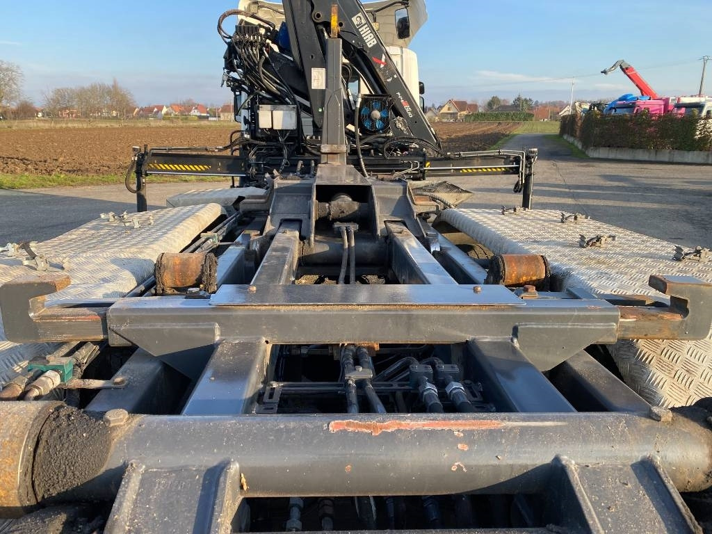 Haakarmsysteem vrachtwagen Scania P360/HYVALIFT/HIAB 144B a réparer