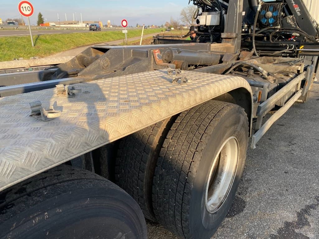 Haakarmsysteem vrachtwagen Scania P360/HYVALIFT/HIAB 144B a réparer