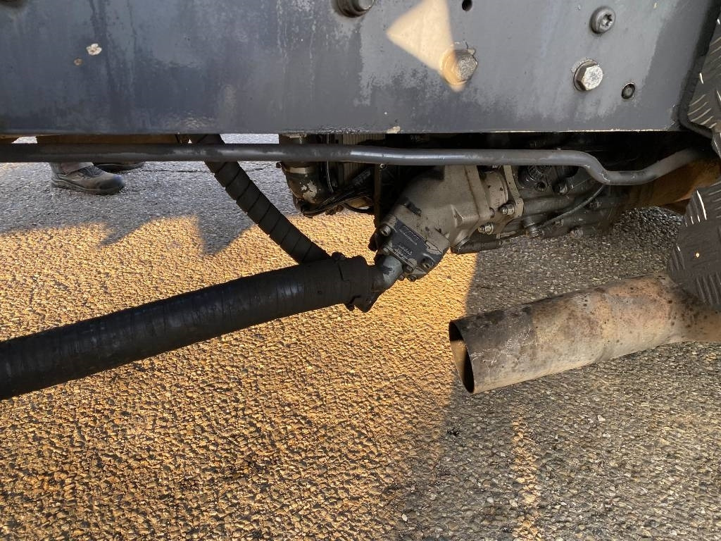 Haakarmsysteem vrachtwagen Scania P360/HYVALIFT/HIAB 144B a réparer