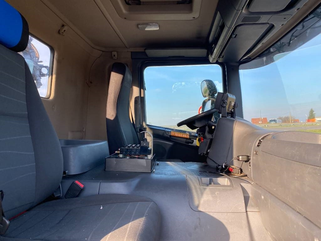 Haakarmsysteem vrachtwagen Scania P360/HYVALIFT/HIAB 144B a réparer