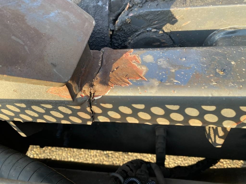 Haakarmsysteem vrachtwagen Scania P360/HYVALIFT/HIAB 144B a réparer