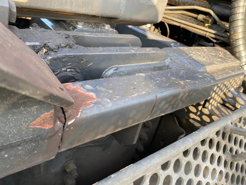 Haakarmsysteem vrachtwagen Scania P360/HYVALIFT/HIAB 144B a réparer