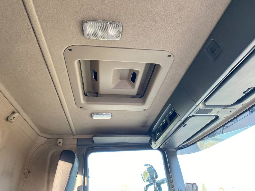 Haakarmsysteem vrachtwagen Scania P360/HYVALIFT/HIAB 144B a réparer