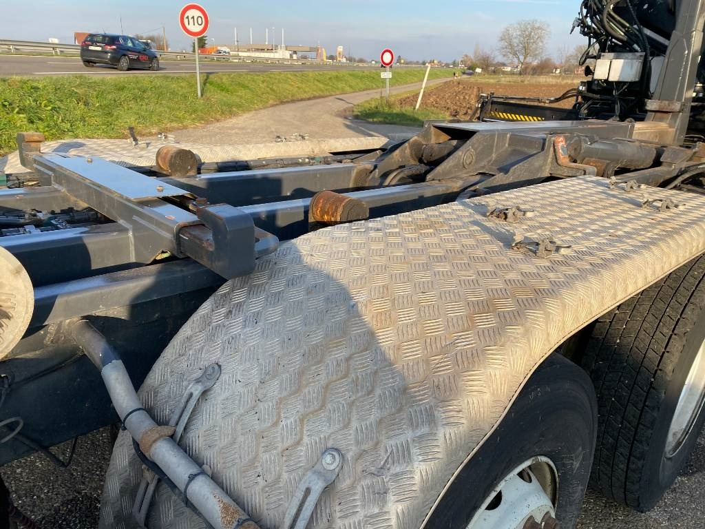 Haakarmsysteem vrachtwagen Scania P360/HYVALIFT/HIAB 144B a réparer