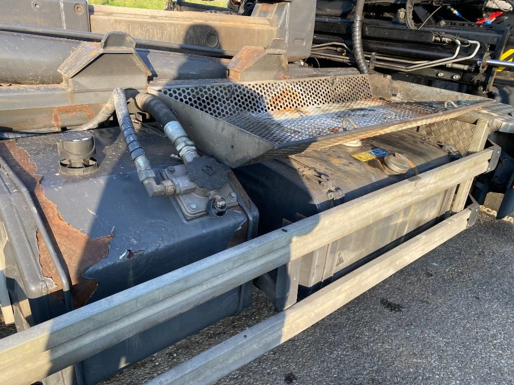 Haakarmsysteem vrachtwagen Scania P360/HYVALIFT/HIAB 144B a réparer