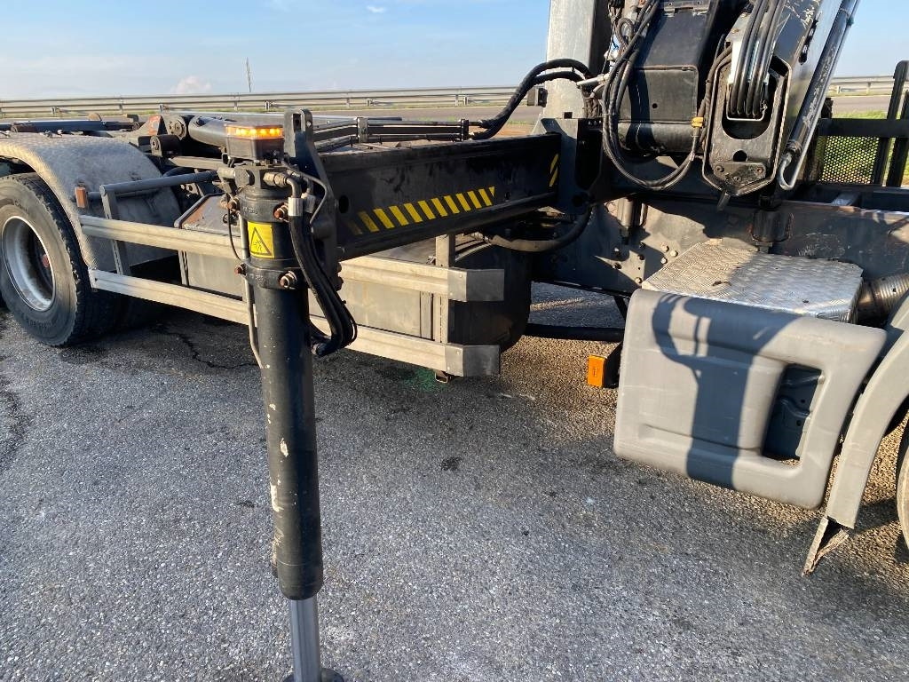 Haakarmsysteem vrachtwagen Scania P360/HYVALIFT/HIAB 144B a réparer