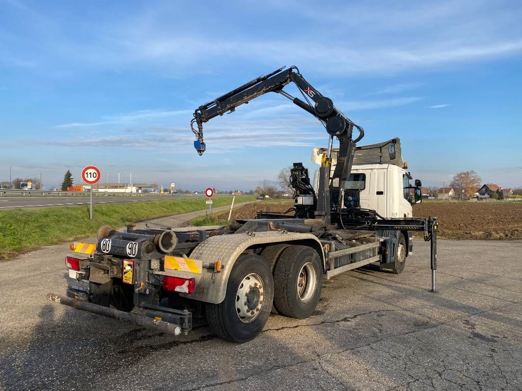 Haakarmsysteem vrachtwagen Scania P360/HYVALIFT/HIAB 144B a réparer