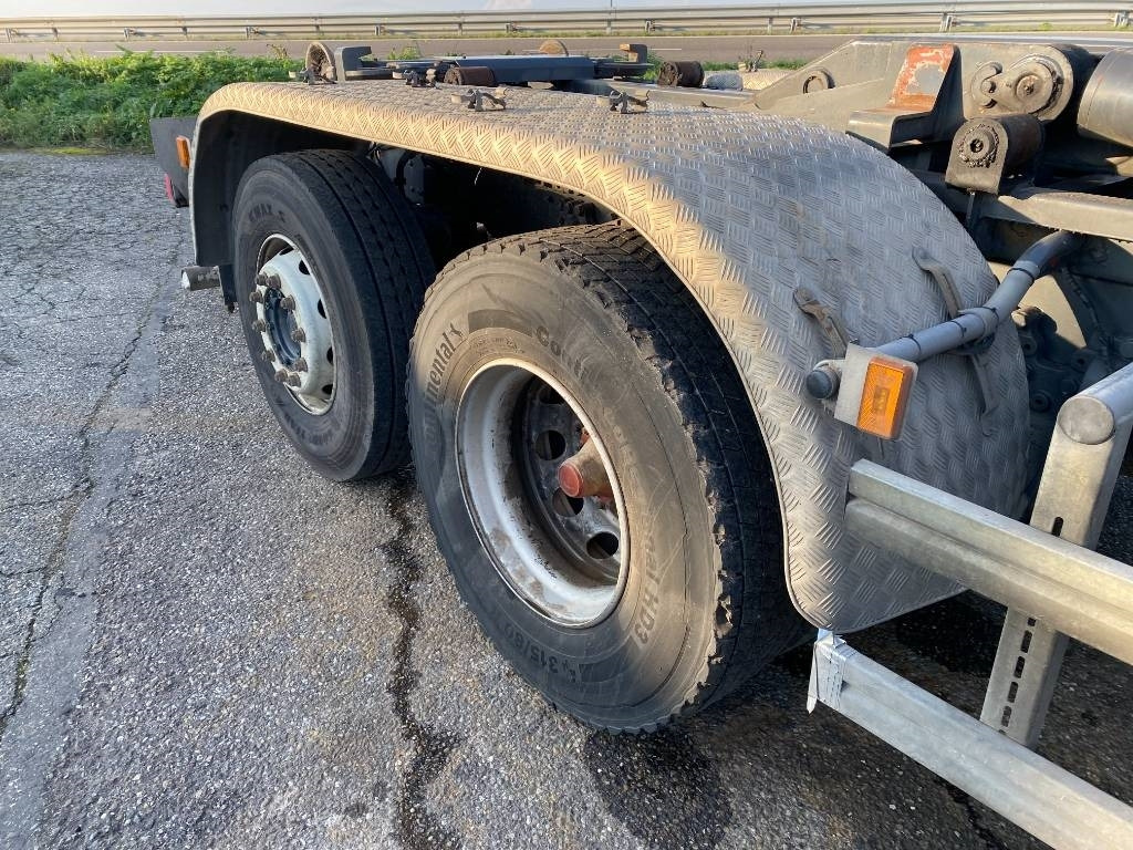 Haakarmsysteem vrachtwagen Scania P360/HYVALIFT/HIAB 144B a réparer