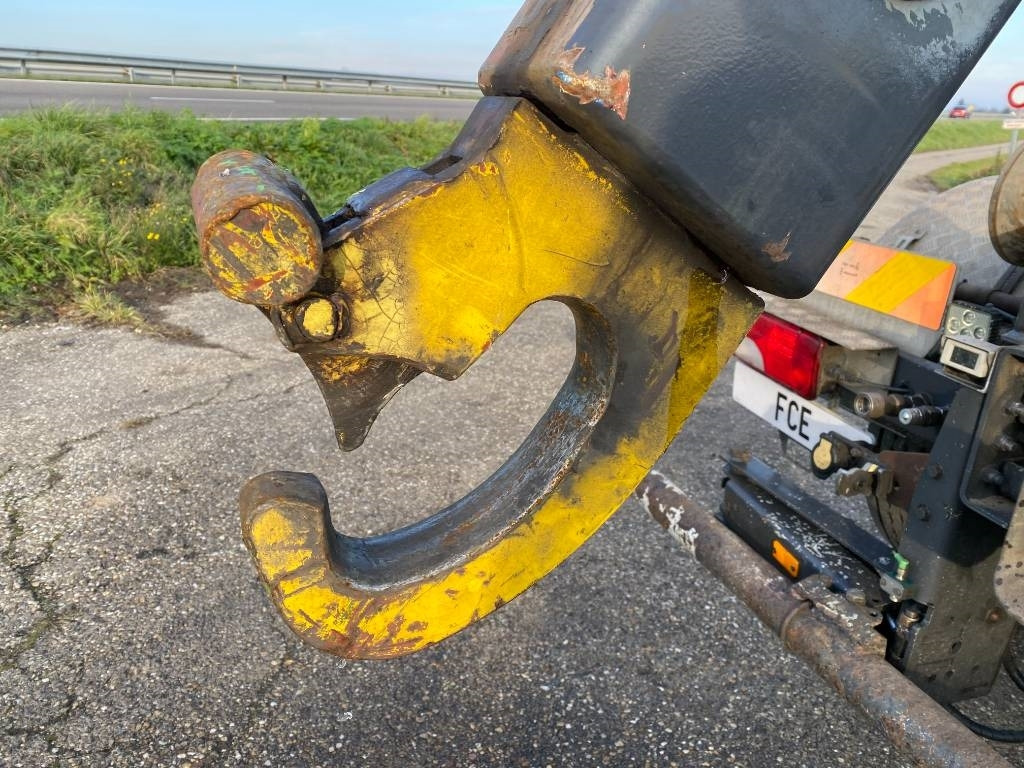 Haakarmsysteem vrachtwagen Scania P360/HYVALIFT/HIAB 144B a réparer