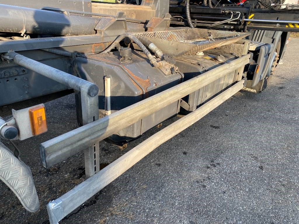 Haakarmsysteem vrachtwagen Scania P360/HYVALIFT/HIAB 144B a réparer