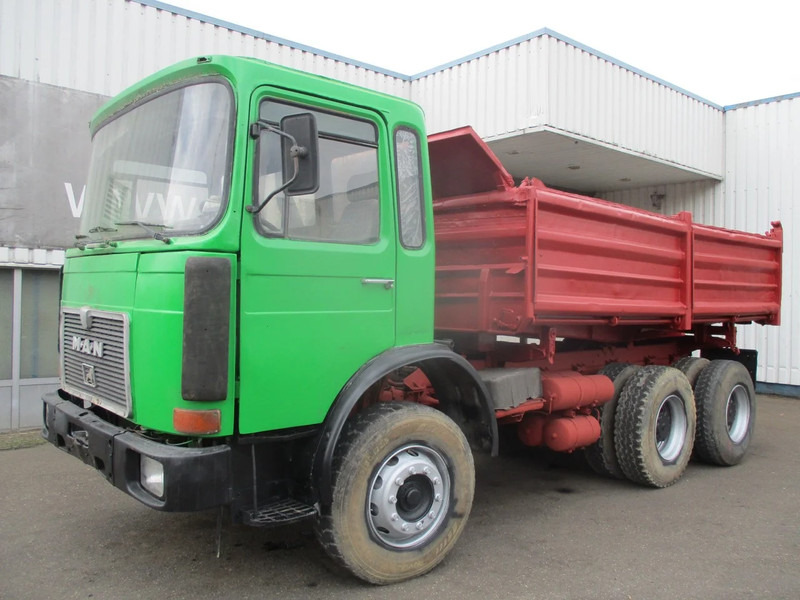 Kipper vrachtwagen MAN 26.280 , Manual , 6x4 , 3 Way Tipper , Spring suspension