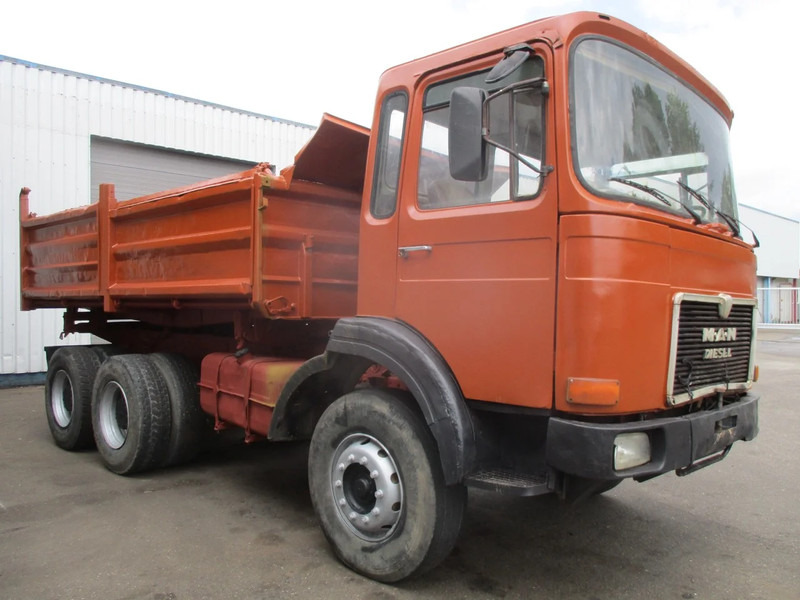 Kipper vrachtwagen MAN 26.321 6x4 , 3 way tipper , ZF Manual , Spring suspension
